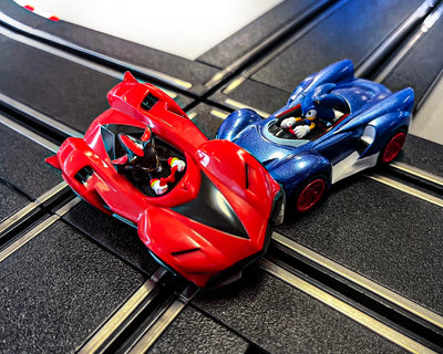 Carrera - 20062566 - GO I Sonic the Hedgehog 4.9 I Offizielles SEGA Sonic the Hedgehog Autorennset I Spaßige Rennen mit Sonic & Shadow durch Hochgeschwindigkeitsgeraden enge Kurven & schneller Looping