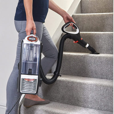 Shark Staubsauger 0,83L mit Anti-Hair-Wrap-Technologie, DuoClean- Staubsauger mit Powered Lift-Away und Polster- & Fugendüsen, 8m Netzkabel, Kohle/Orange NZ801EU, 29-30