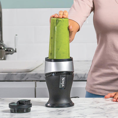 Ninja 700W Slim Mixer & Smoothie Maker, 2x 470ml Becher mit Ausgussdeckel, persönlicher Mixer, Zerkleinert Eis & Gefrorenes Obst, Silber/Schwarz QB3001UKS