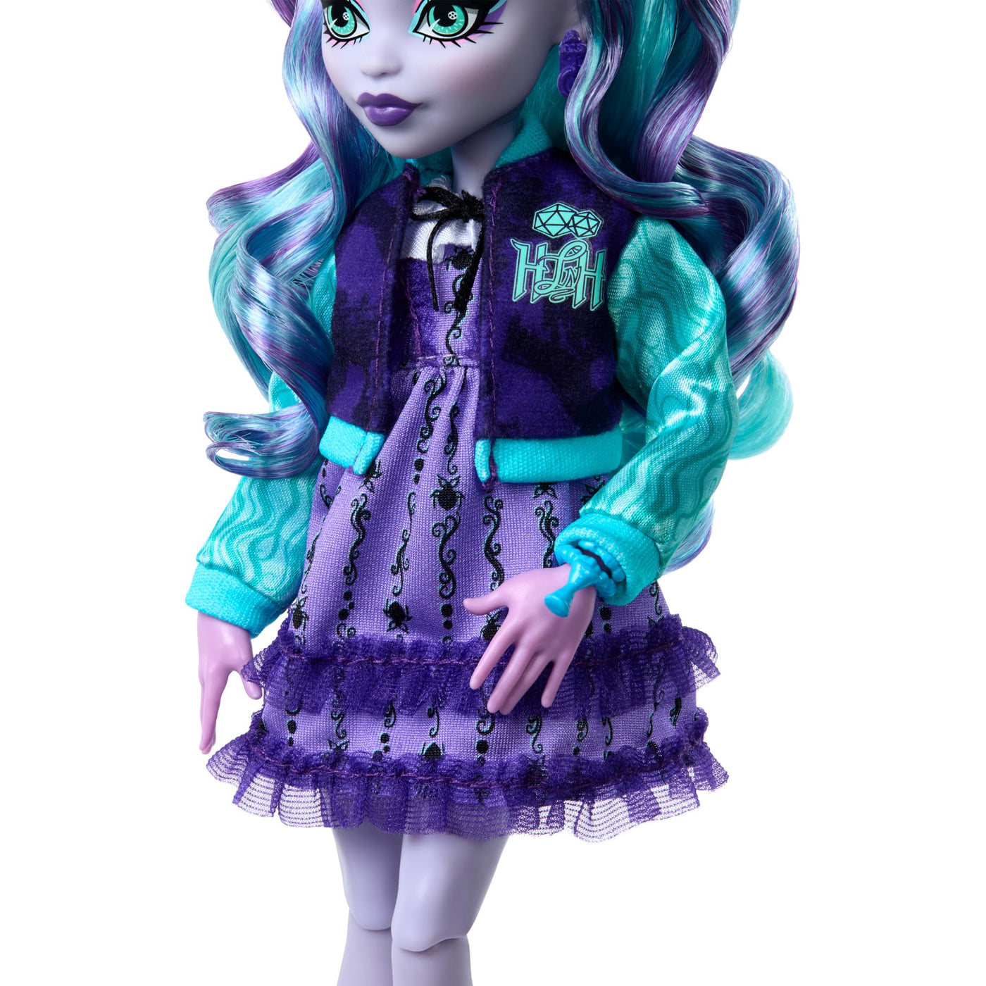 Monster High Fearbook Twyla Set aus Puppe und Zubehör mit Filmclub-Thema, Collegejacke, Jahrbuch, Brettspiel und Keksen, HXW31