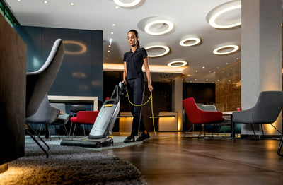 Kärcher CV 48/2 Teppichbürstsauger, Vakuum: 20 kPa, Nennleistung 850W, Behälter 5,5L, Dehnsaugschlauch, mit Walze, Vliesfiltertüte, Fugen-/Polsterdüse