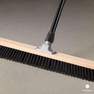 Saalbesen mit Stiel, Besen 60 cm breit und groß mit Teleskopstiel, ideal für Werkstatt, Werkstattbesen, Hallenbesen
