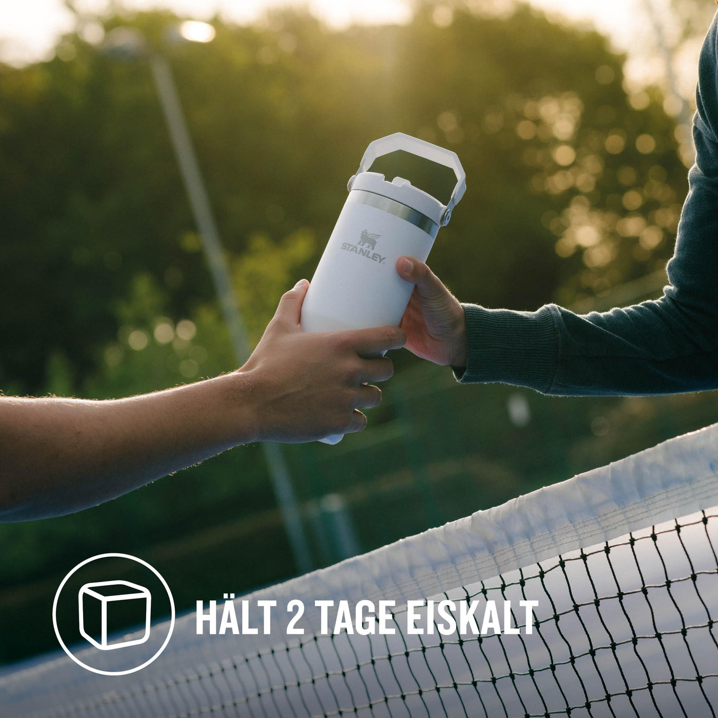 Stanley IceFlow Flip Straw Trinkflasche mit Strohhalm 0.89L - Thermosflasche Hält 12+ Stunden Kalt - Auslaufsicher - Trinkflasche Sport - Wasserflasche BPA Frei - Spülmaschinenfest - Frost