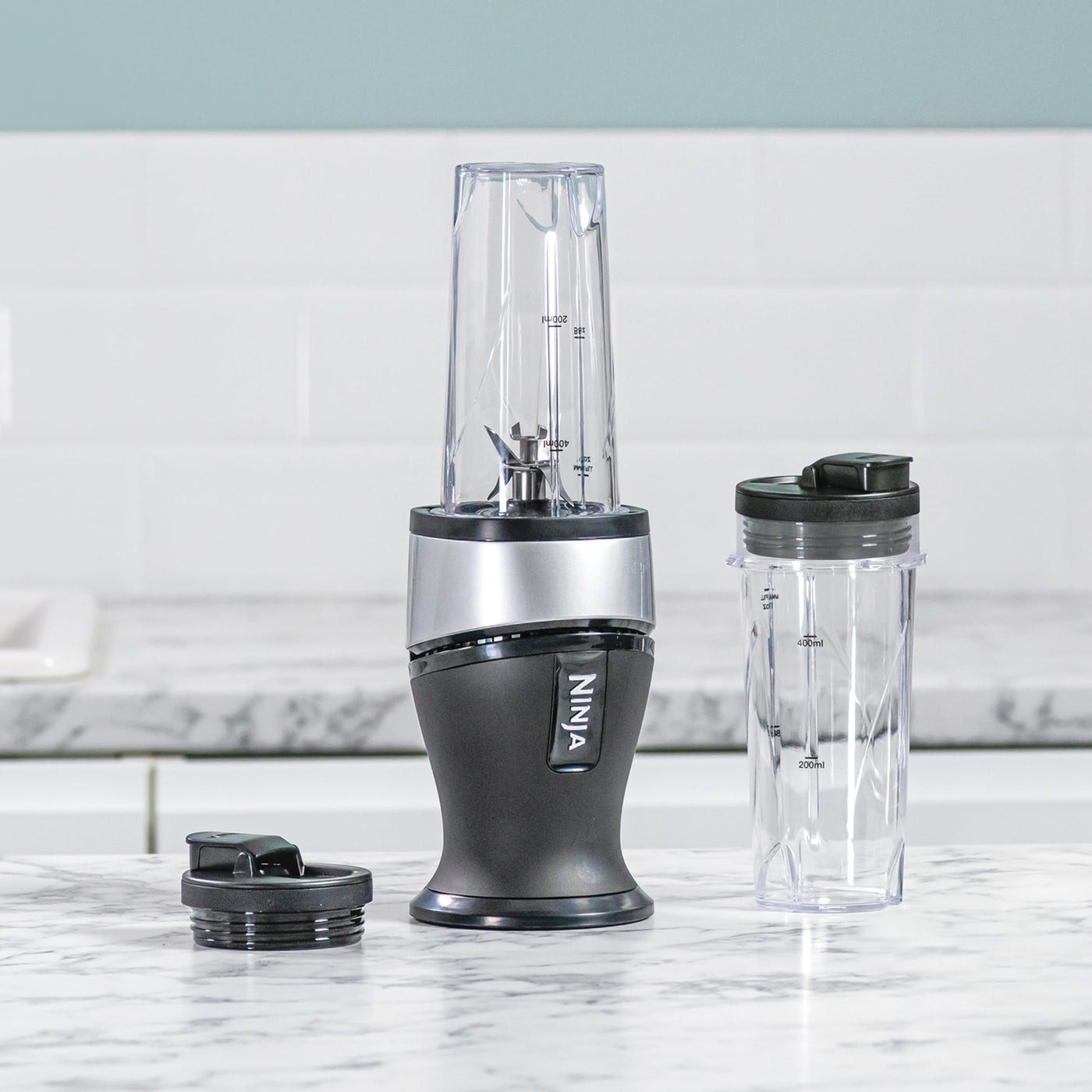 Ninja 700W Slim Mixer & Smoothie Maker, 2x 470ml Becher mit Ausgussdeckel, persönlicher Mixer, Zerkleinert Eis & Gefrorenes Obst, Silber/Schwarz QB3001UKS
