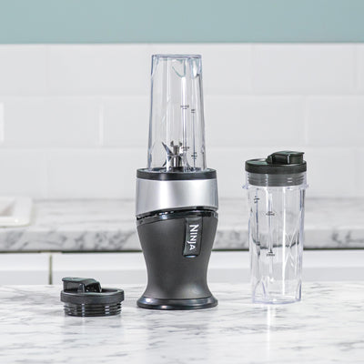 Ninja 700W Slim Mixer & Smoothie Maker, 2x 470ml Becher mit Ausgussdeckel, persönlicher Mixer, Zerkleinert Eis & Gefrorenes Obst, Silber/Schwarz QB3001UKS