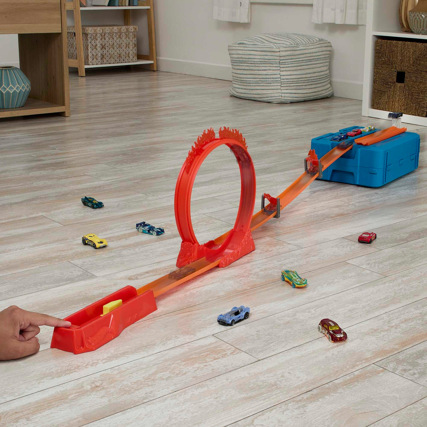 Hot Wheels Trackset, Trackset im Feuer-Design mit einem Hot Wheels Fahrzeug, 16 Track- und Stuntkomponenten in stapelbarer Spielzeug-Aufbewahrungsbox, HMC04