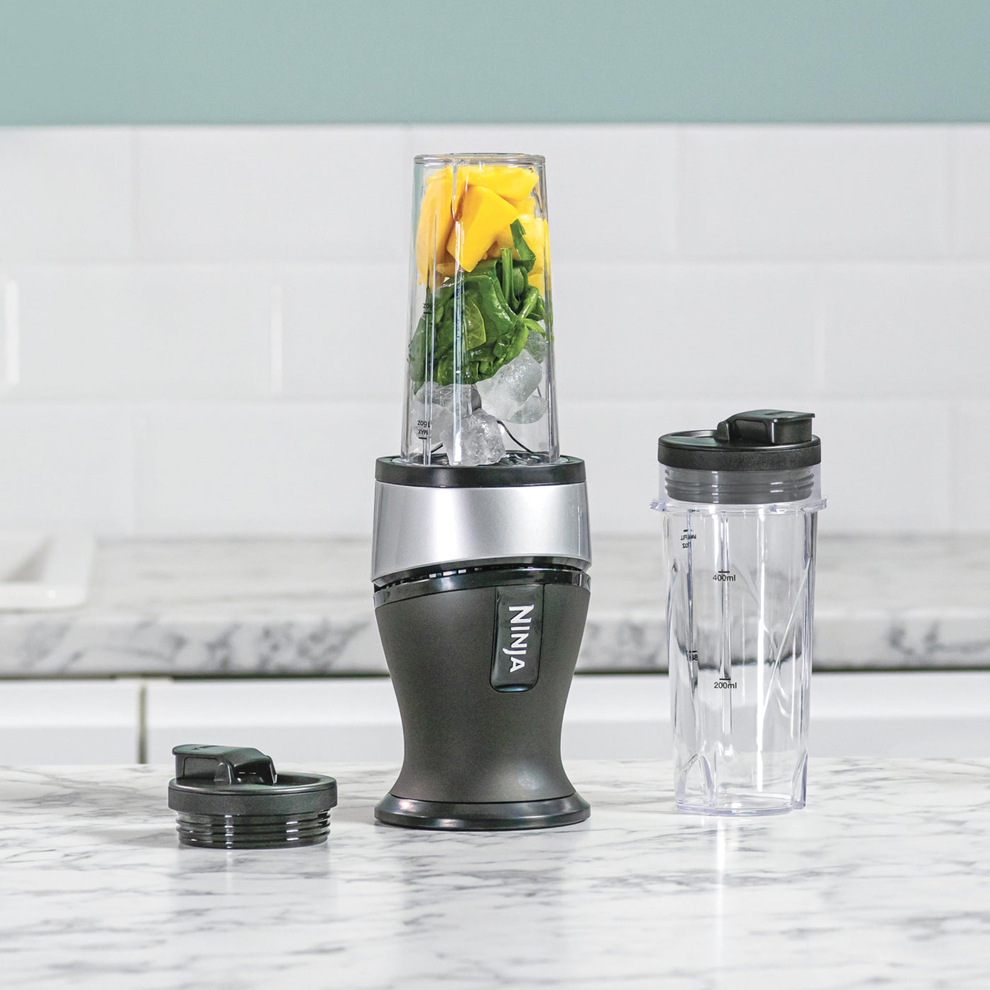 Ninja 700W Slim Mixer & Smoothie Maker, 2x 470ml Becher mit Ausgussdeckel, persönlicher Mixer, Zerkleinert Eis & Gefrorenes Obst, Silber/Schwarz QB3001UKS