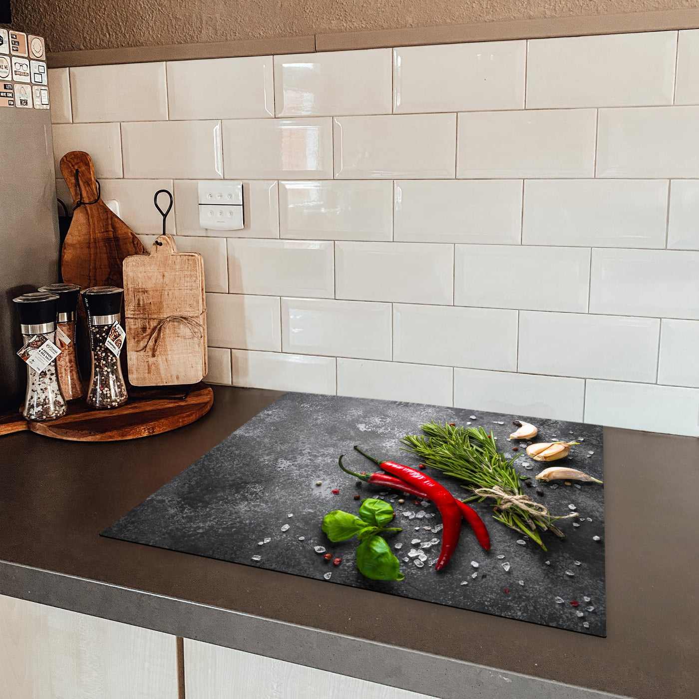 KitchenYeah© Herdabdeckplatte Einteilig Küche Ceranfeld Abdeckplatte Cerankochfeld Abdeckung Induktionskochfeld Schutzmatte Pfeffer - Kräuter - Gewürze - Beton - 60x52 cm