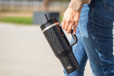 Milu Thermobecher 1,2L mit Strohhalm und Henkel 48h Eis/24h kalt/12h heiß Edelstahl Tumbler 40oz mit Griff - Isolierbecher to go Isolierflasche Trinkflasche doppelwandig isoliert (Black Leopard, 1,2L)