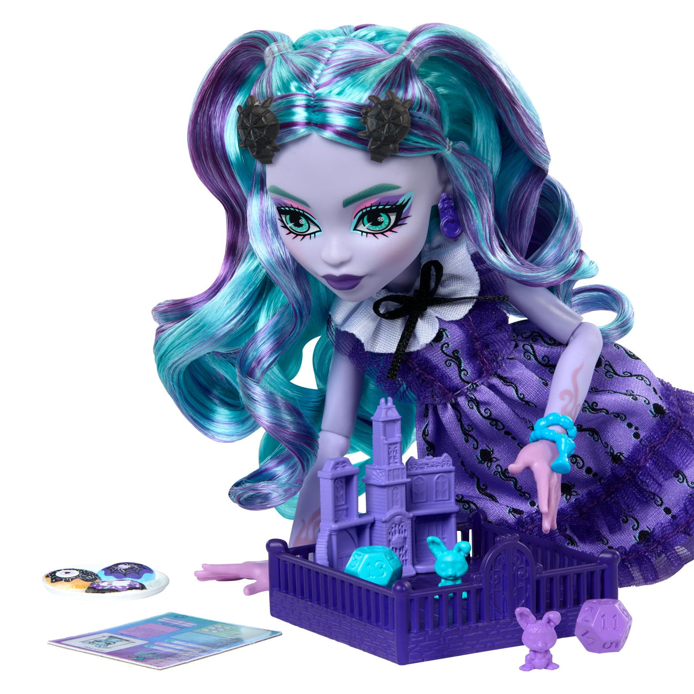 Monster High Fearbook Twyla Set aus Puppe und Zubehör mit Filmclub-Thema, Collegejacke, Jahrbuch, Brettspiel und Keksen, HXW31