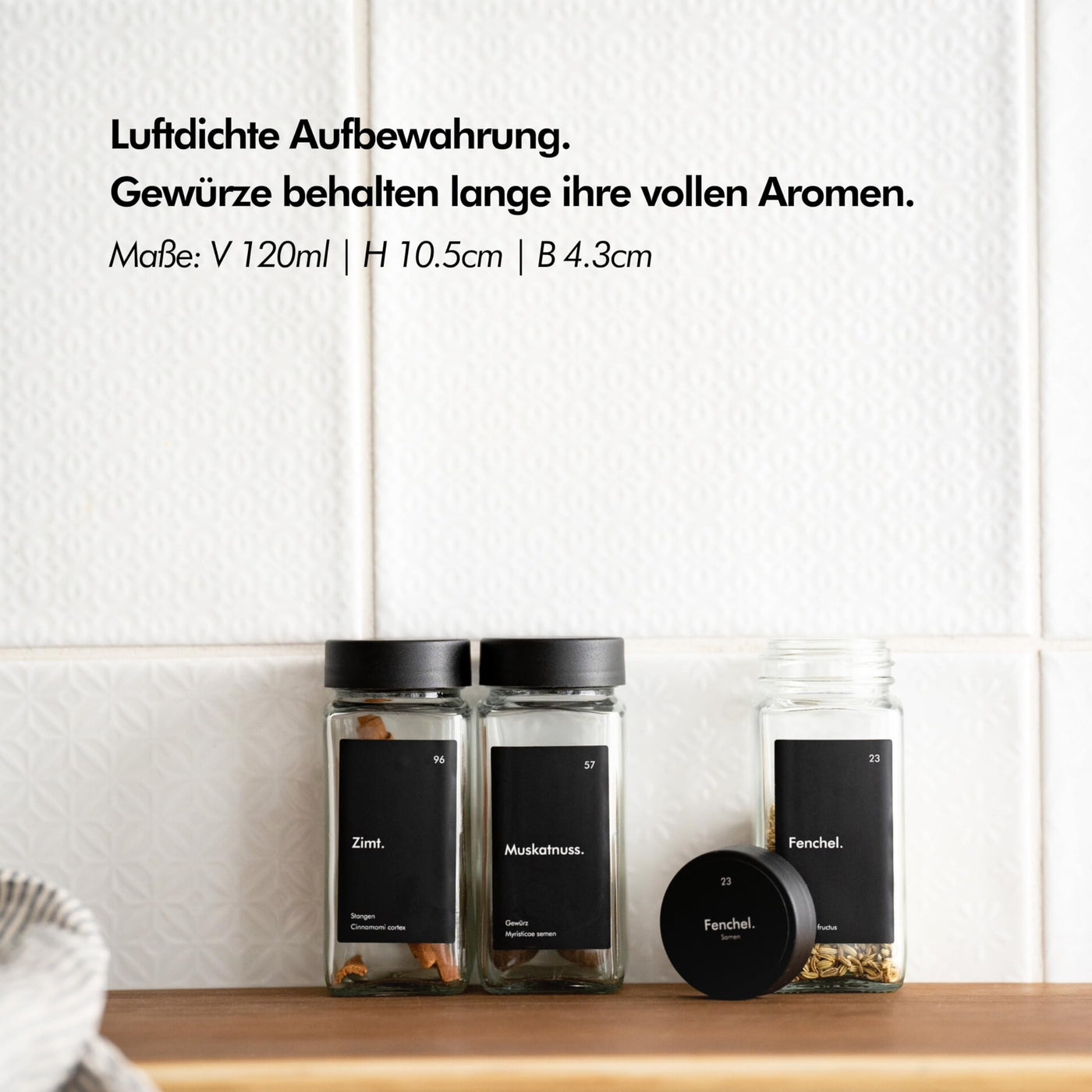 KIVY Gewürzgläser mit Streueinsatz [24x 120ml] + 240 Wasserfeste Label - Luftdichte Gewürzgläser Schwarz - Gewürzstreuer Glas Sticker - Gewürzgläser schwarzer Deckel - Gewürzdosen Schwarz