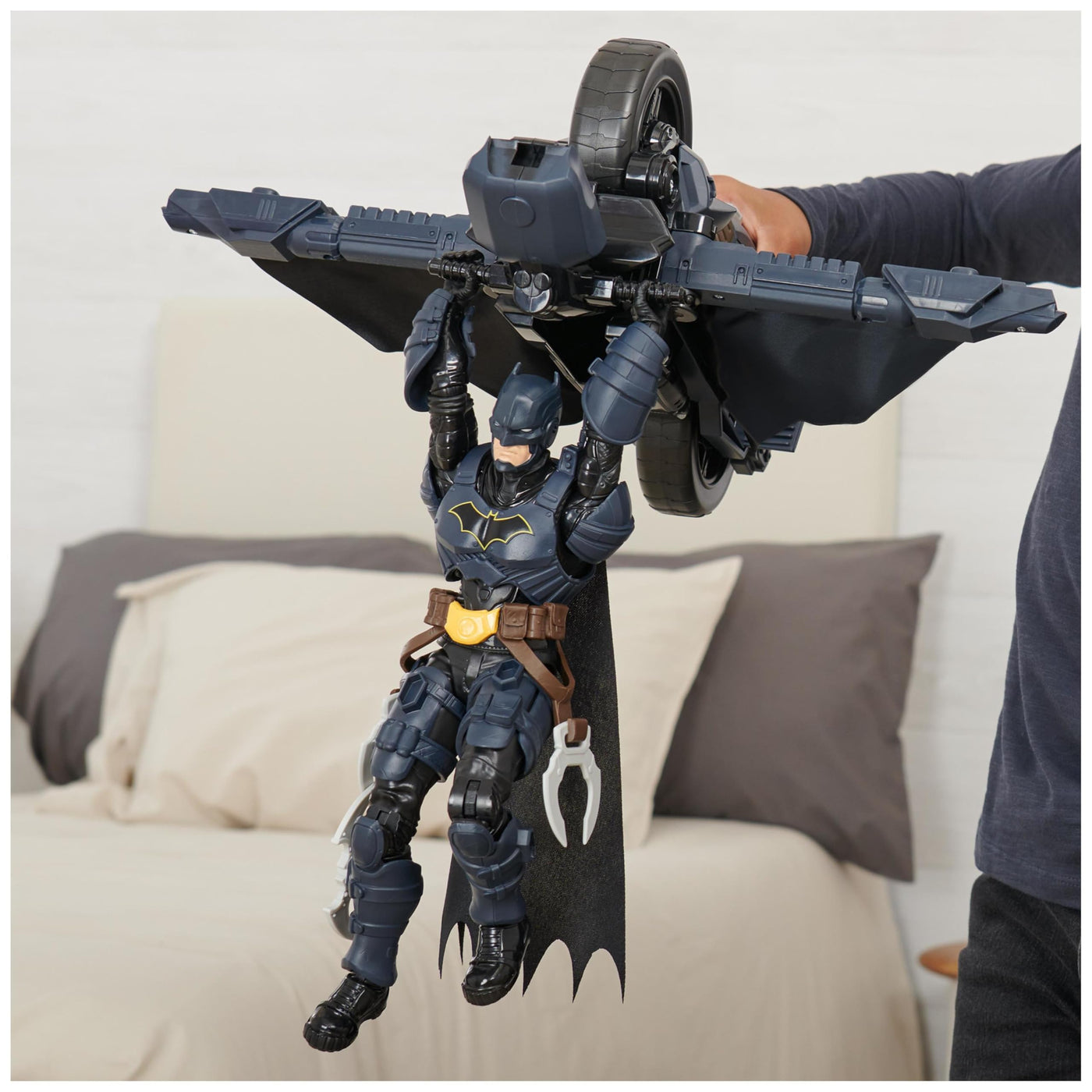 Spin Master Batman Adventures Batcycle - transformierendes 2-in-1 Fahrzeug Motorrad und Gleiter, kompatibel mit 30 cm Batman Action-Figuren, Spielzeug für Kinder ab 4 Jahren