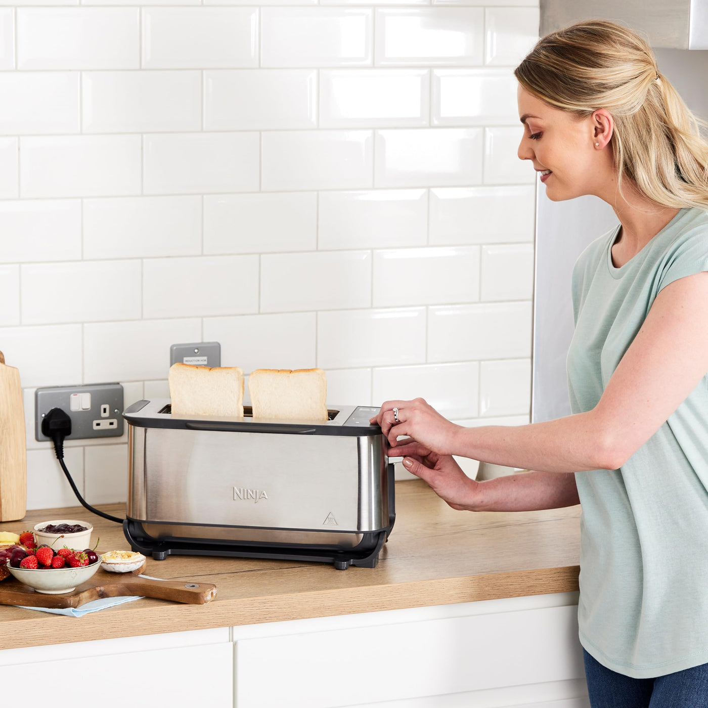 Ninja Foodi 3-in-1 Toaster, Elektrogrill mit Deckel, Panini-Presse mit Flip-Design, 7 Kochfunktionen, 7 Toastlinien, Backblech und Krümelschale, Edelstahl, ST202EU