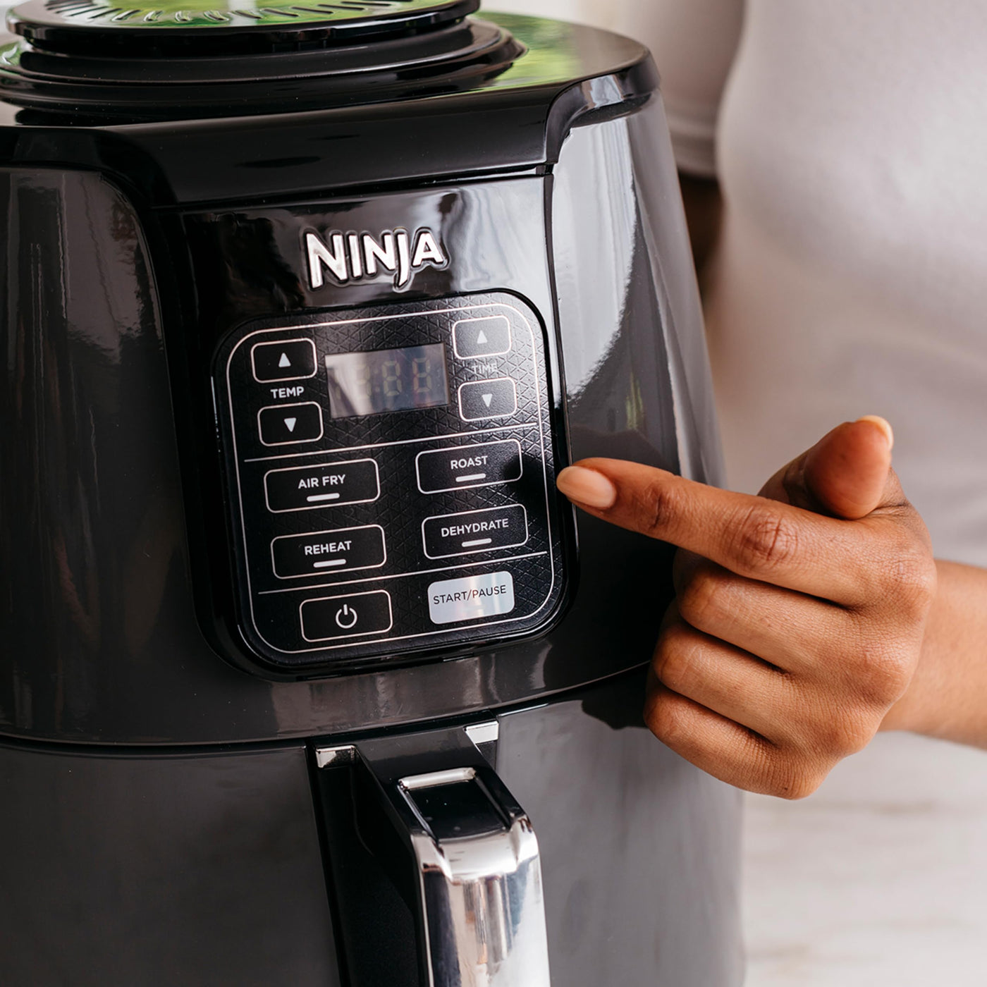 Ninja Foodi FlexDrawer Dual Zone Heißluftfritteuse, Airfryer mit 10,4-Fach und herausnehmbarem Trenner, Antihaftbeschichtung, spülmaschinenfester Korb, 7-in-1, Schwarz AF500EU