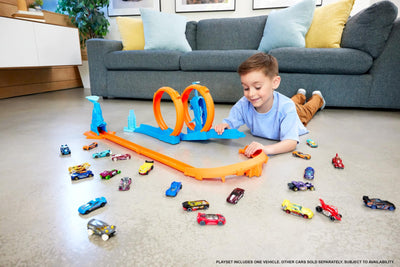 Hot Wheels Spielzeugauto-Trackset, Dreifach-Looping-Pack und Fahrzeug im Maßstab 1:64, Track-Bauteile mit 3 Loopings, Track-Schnellstecksystem und Adaptern,JDW39