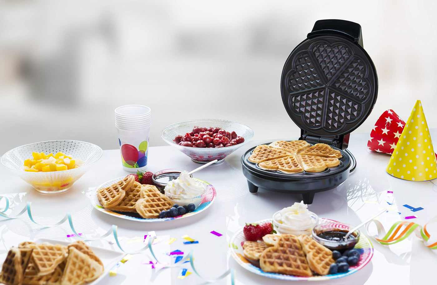 Bestron Waffeleisen für klassische Herzwaffeln, Waffelmaker mit Backampel & Antihaftbeschichtung, 700 Watt, Farbe:Schwarz