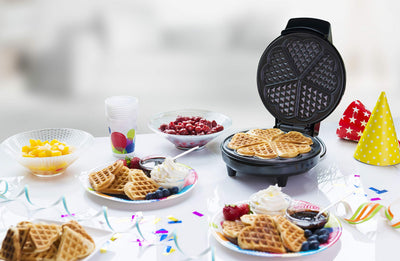 Bestron Waffeleisen für klassische Herzwaffeln, Waffelmaker mit Backampel & Antihaftbeschichtung, 700 Watt, Farbe:Schwarz