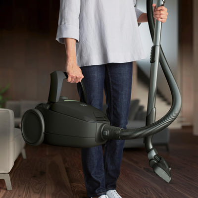 AEG VX82-1-ÖKO Staubsauger / 75% Recyclingmaterial / autom. Saugkraftregulierung / extrem leise auch auf Teppich / Aufnahme von großen + kleinsten Partikeln / langes Kabel / 600W / schwarz