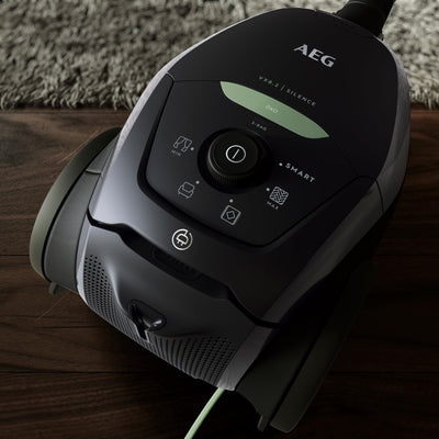 AEG VX82-1-ÖKO Staubsauger / 75% Recyclingmaterial / autom. Saugkraftregulierung / extrem leise auch auf Teppich / Aufnahme von großen + kleinsten Partikeln / langes Kabel / 600W / schwarz