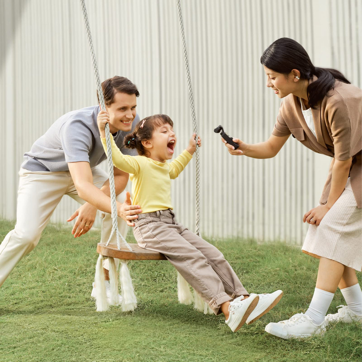 DJI Pocket 2 Creator Combo - 3-Achsen-Hand-Gimbal-Stabilisator mit 4K-Kamera, Vlog, Ultra-HD-Video, hochauflösendes 64-MP-Pixel-Foto, 1/1,7-Zoll-CMOS, HDR, Rauschunterdrückung, Zeitraffer, Zeitlupe