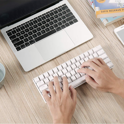 RK ROYAL KLUDGE RK61 Mechanische Gaming-Tastatur, kabellos, 60%, ultrakompakt, mit blauem Clicky-Schalter, kompatibel für die Verbindung mit Mehreren Geräten, Weiß