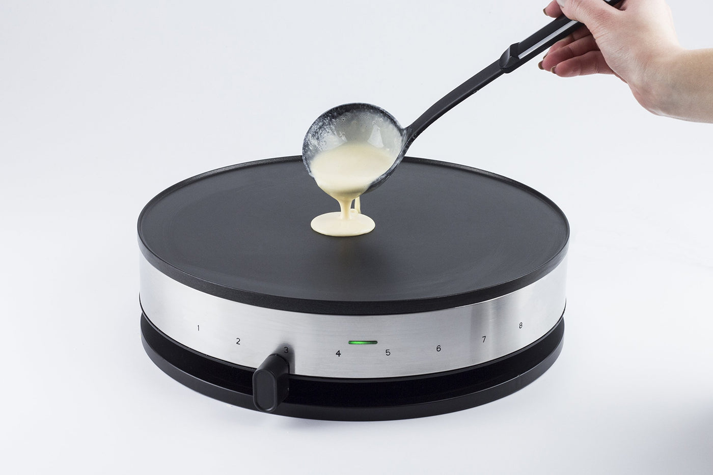 CASO CM 1300 - Crêpes Maker, extra große Backfläche (⌀ 33cm), hochwertige Antihaft‐Beschichtung, 8‐Hitzesstufen, praktischer Schieberegler, inkl. Teigverteiler und Crêpes‐Wender aus Holz