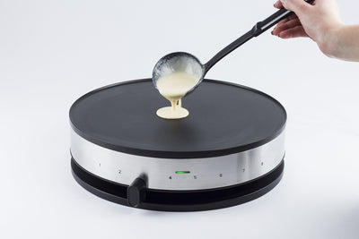 CASO CM 1300 - Crêpes Maker, extra große Backfläche (⌀ 33cm), hochwertige Antihaft‐Beschichtung, 8‐Hitzesstufen, praktischer Schieberegler, inkl. Teigverteiler und Crêpes‐Wender aus Holz
