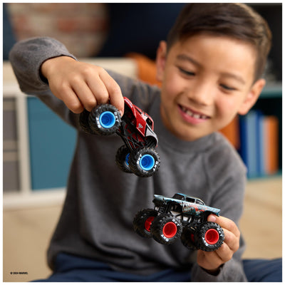 Monster Jam - Zweier-Pack Original Monster Trucks im Marvel Superhelden-Design, Venom vs. Spider-Man, Maßstab 1:64, ab 3 Jahren