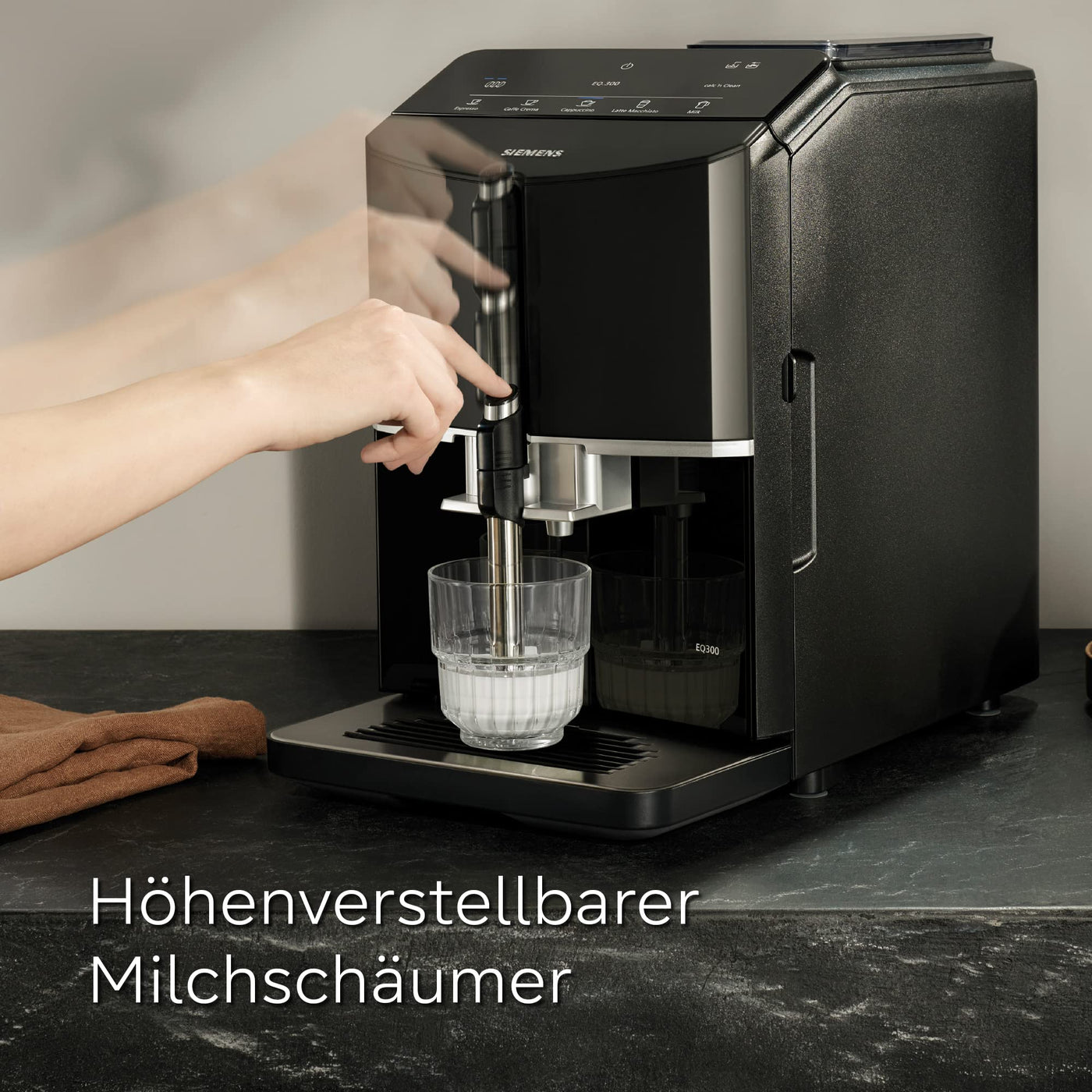 Siemens Kaffeevollautomat EQ300 TF301E19, für viele Kaffeespezialitäten, Milchaufschäumer, Keramikmahlwerk, OneTouch-Funktion, 1300 W, piano black