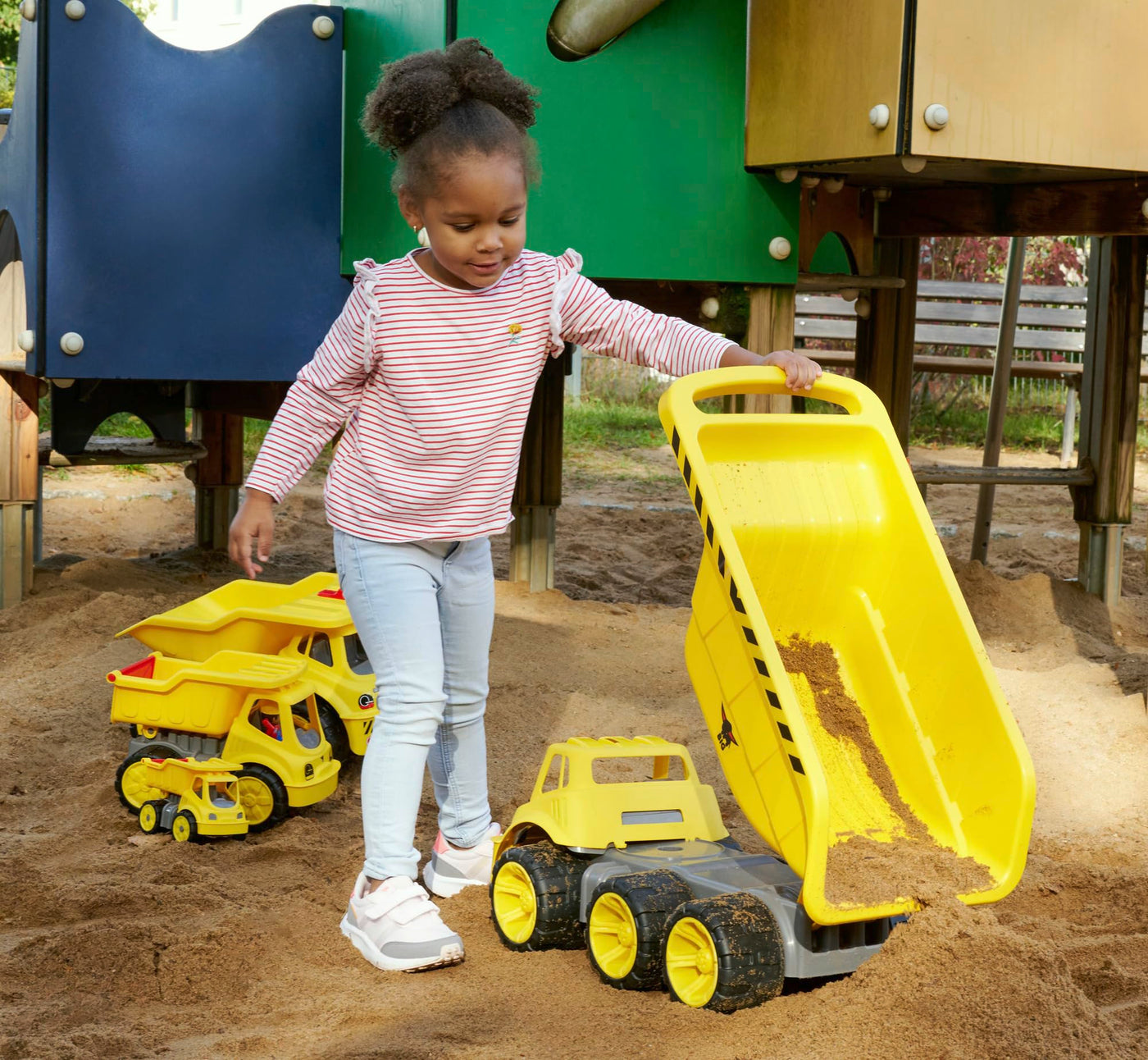 BIG Power Worker Mega Kipper (65 cm) - XXL Kipplaster mit großer Kippmulde (Platz für 12,8 l Ladung) und 6 Reifen für drinnen & draußen, Baustellenfahrzeug für Kinder ab 2 Jahre, gelb