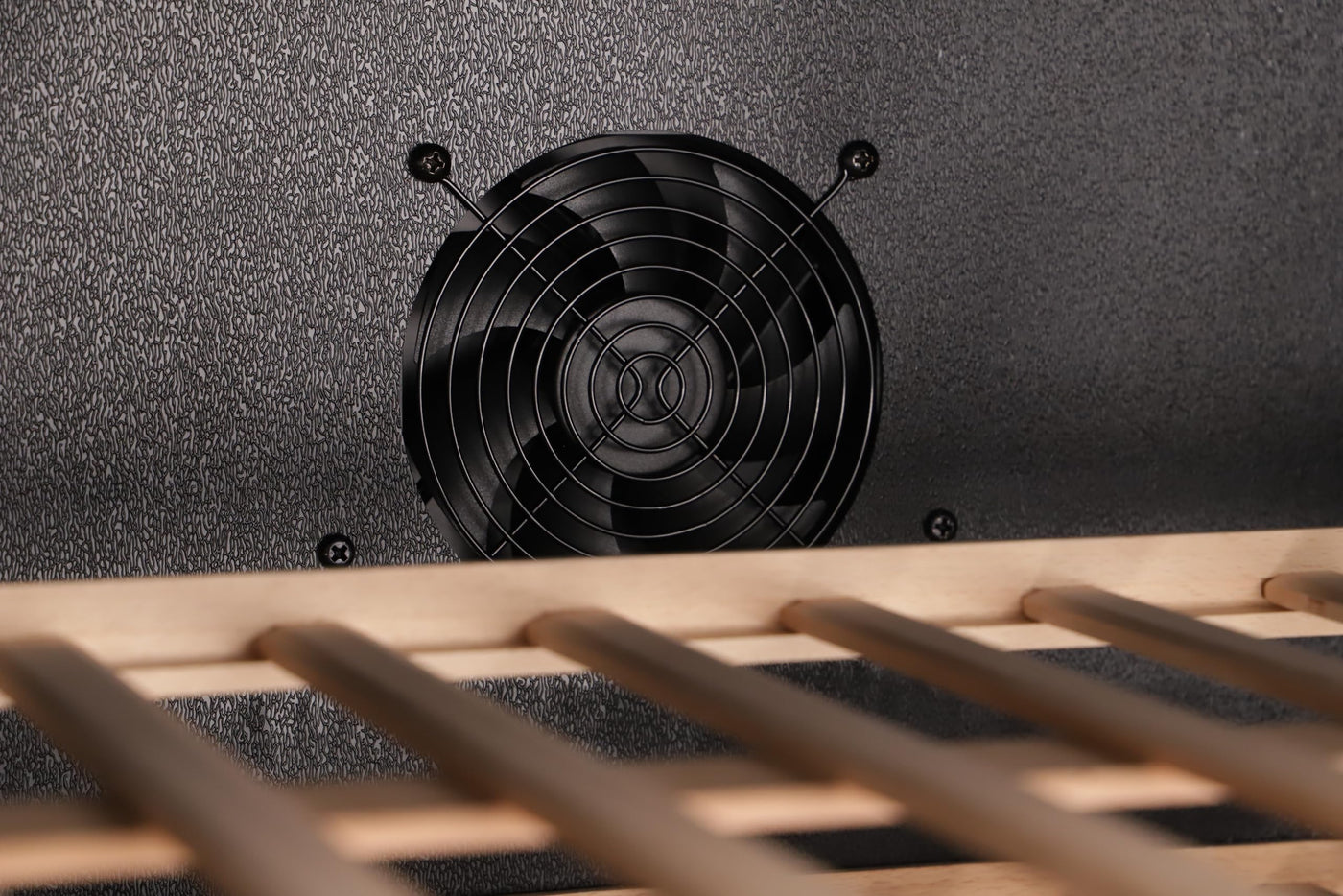 Respekta Einbau-Weinkühlschrank für 57 Standardflaschen / 143 L Nutzinhalt / 2 Temperaturzonen, je 5°-22°C/Touch Control/LED Leuchte/Wechselbarer Türanschlag/Max. 38 dB/WKSE 57-19