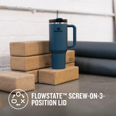 Stanley Quencher H2.0 FlowState Trinkflasche mit Strohhalm 1.2L - Thermobecher Kühlt 11 Stunden - 48 Stunden Eisgekühlt - Spülmaschinenfest - Thermosflasche BPA Frei - Kaffeebecher To Go - Blue Spruce