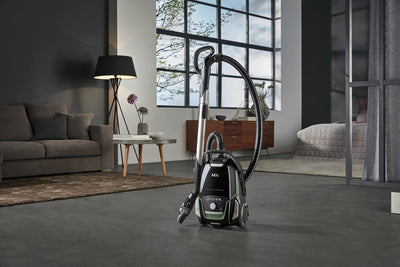 AEG VX9-2-ÖKO Staubsauger mit Beutel / 70% Recyclingmaterial / inkl. Zusatzdüsen / 12 m / 850 Watt / nur 65 dB(A) / 5 l Staubbeutelvolumen / waschbarer Filter / schwarz/grün / Exklusiv bei Amazon