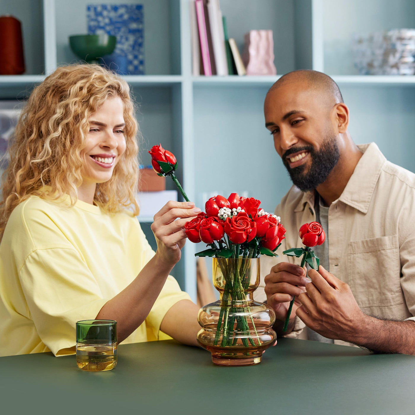 LEGO Botanicals Rosenstrauß - Blumen zum Bauen und Ausstellen - DIY Deko mit Pflanzen - Modellbau mit Kunstblumen - Bauset für Erwachsene - Geschenk zu Weihnachten für Frauen & Männer - 10328