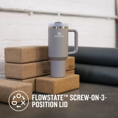 Stanley Quencher H2.0 FlowState Trinkflasche mit Strohhalm 1.2L - Thermobecher Kühlt 11 Stunden - 48 Stunden Eisgekühlt - Spülmaschinenfest - Thermosflasche BPA Frei - Kaffeebecher To Go - Ash