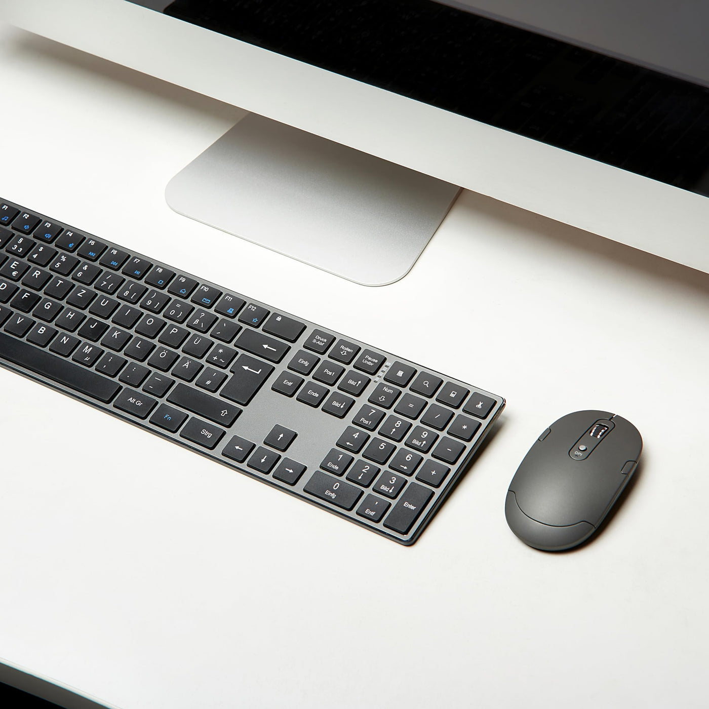 Amazon Basics Tastatur und Maus, kabellos, aufladbar, ultradünn, leiser Anschlag, mit Nummernblock, (dt. Layout nicht garantiert), schwarz