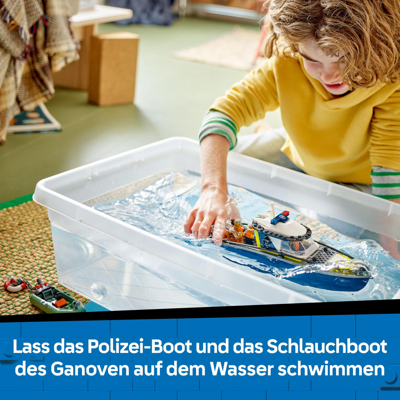 LEGO City Verfolgungsjagd im Polizeiboot – Spielset mit schwimmfähigem Schnellboot, Schlauchboot des Ganoven, 3 Mini-Figuren und Einer Haifigur – Geschenk für Jungen und Mädchen ab 6 Jahren – 60456