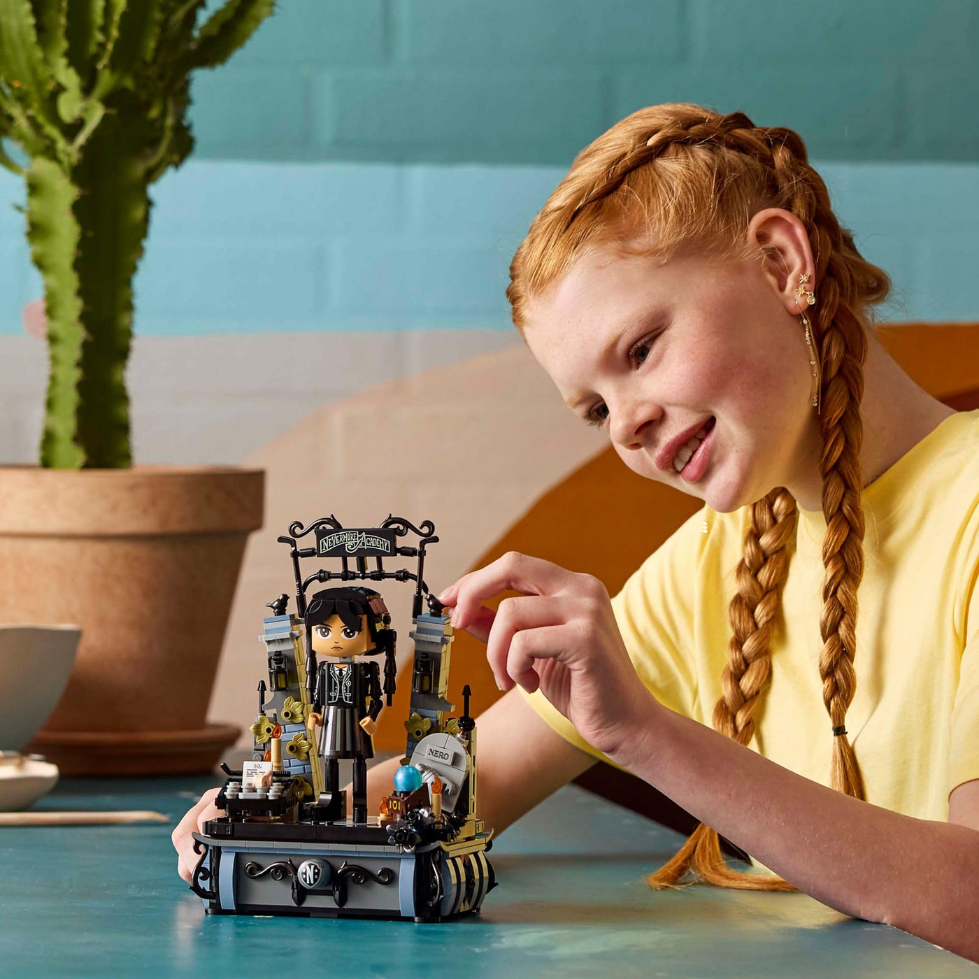 LEGO Wednesday: Wednesday Addams Baufigur, Set zum Sammeln für Kinder, Spielzeug zum Umbauen mit Elementen, Abenteuer-Spielset für ältere Mädchen und Jungen mit Spielzeugfigur 76780