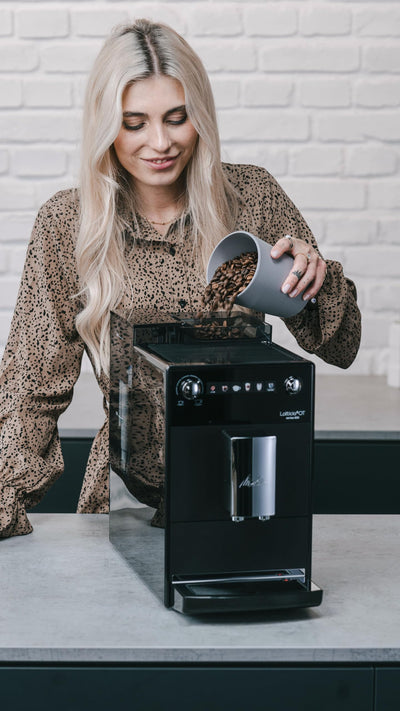 Melitta Latticia OT - Kaffeevollautomat mit Milchsystem, Kaffeemaschine mit Mahlwerk für z. B. Kaffee oder Cappuccino, schwarz