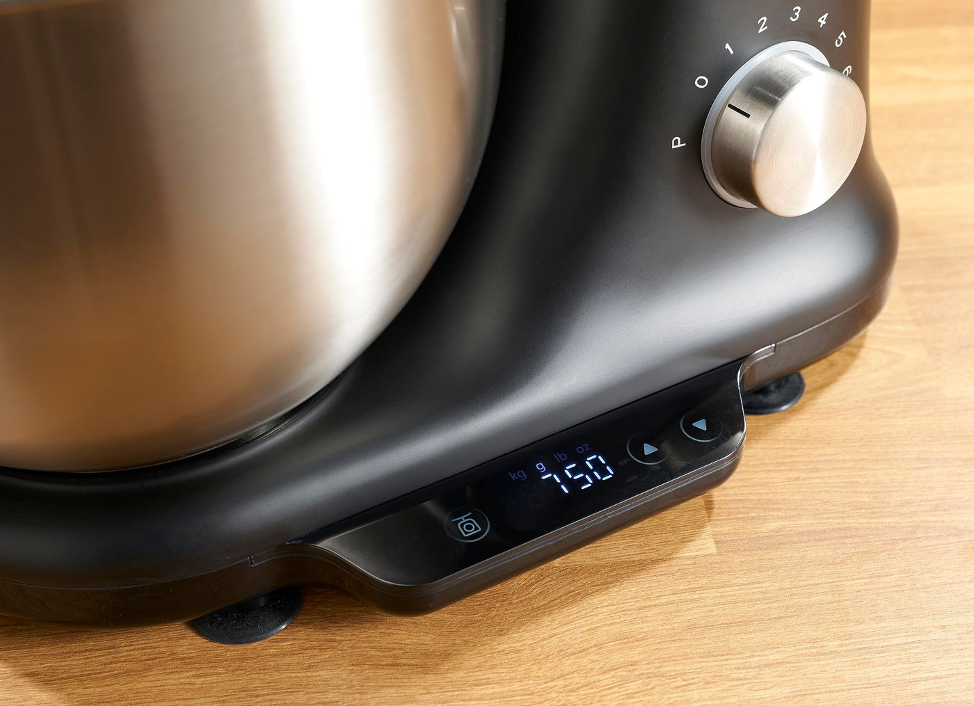 SEVERIN Küchenmaschine mit Waage, große Knetmaschine für bis zu 3 kg Kuchenteig, robuste Teigmaschine mit Knethaken, Flachrührer und Schneebesen, 1.000 W, schwarz, matt/Edelstahl, KM 3898, 3.8