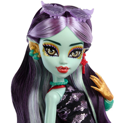 Monster High-Puppe Jinafire Long, Drachenmädchen mit Haustierhund Cloudy Yun Yun“ und 7 Accessoires wie einem Zeichen-Pad, einem Joghurt-Getränk, einem Rucksack und vielem mehr, HYV58