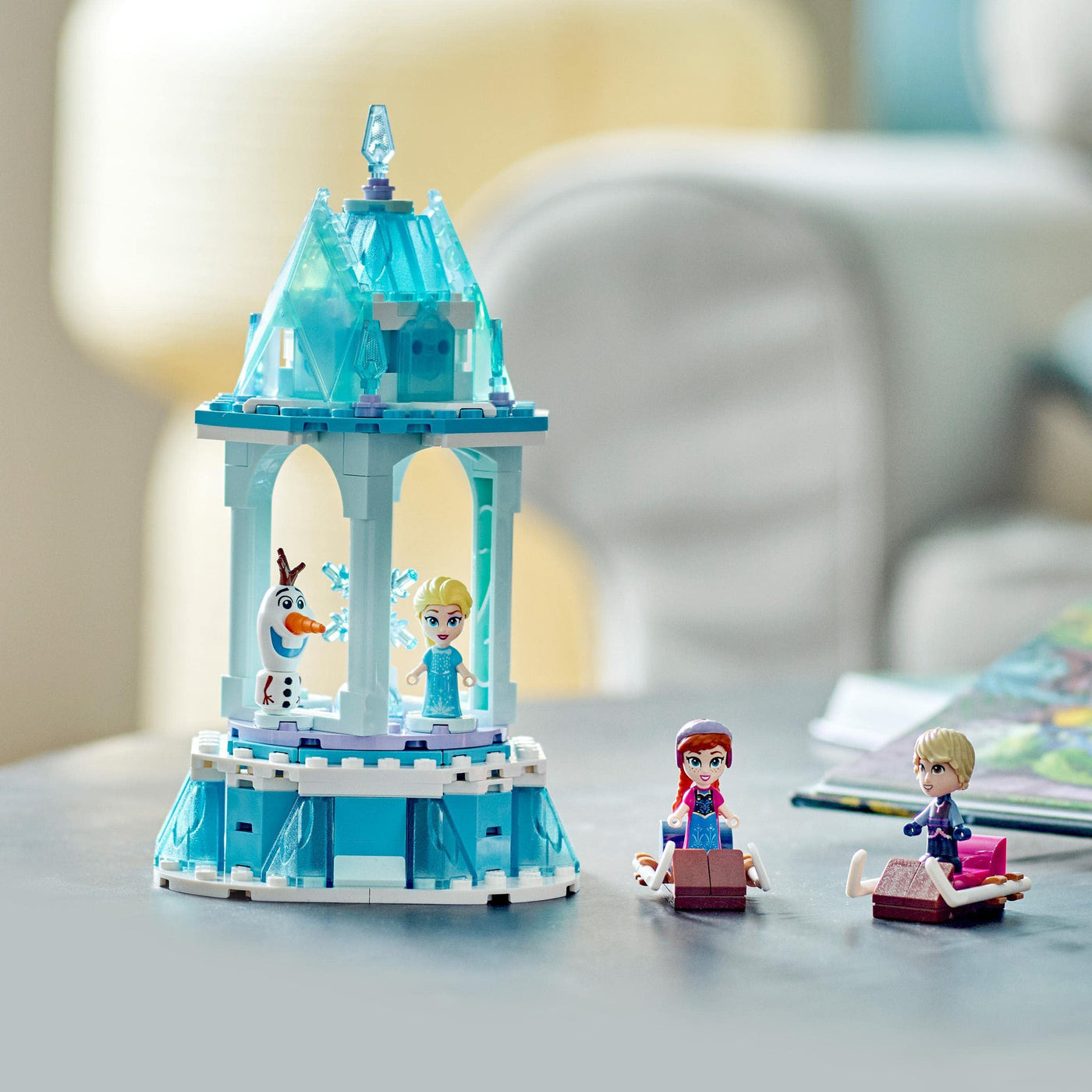 LEGO Disney Princess Annas und Elsas magisches Karussell, Die Eiskönigin Spielzeug, Inspiriert vom Frozen Eispalast mit 3 ikonischen Mikro-Puppen-Figuren und Olaf-Figur 43218