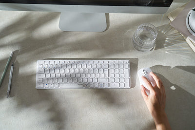 Rapoo 9700M kabelloses Tastatur-Maus Set Wireless Deskset 1600 DPI Sensor wiederaufladbarer Akku flaches Aluminium Design DE-Layout QWERTZ PC & Mac - weiß
