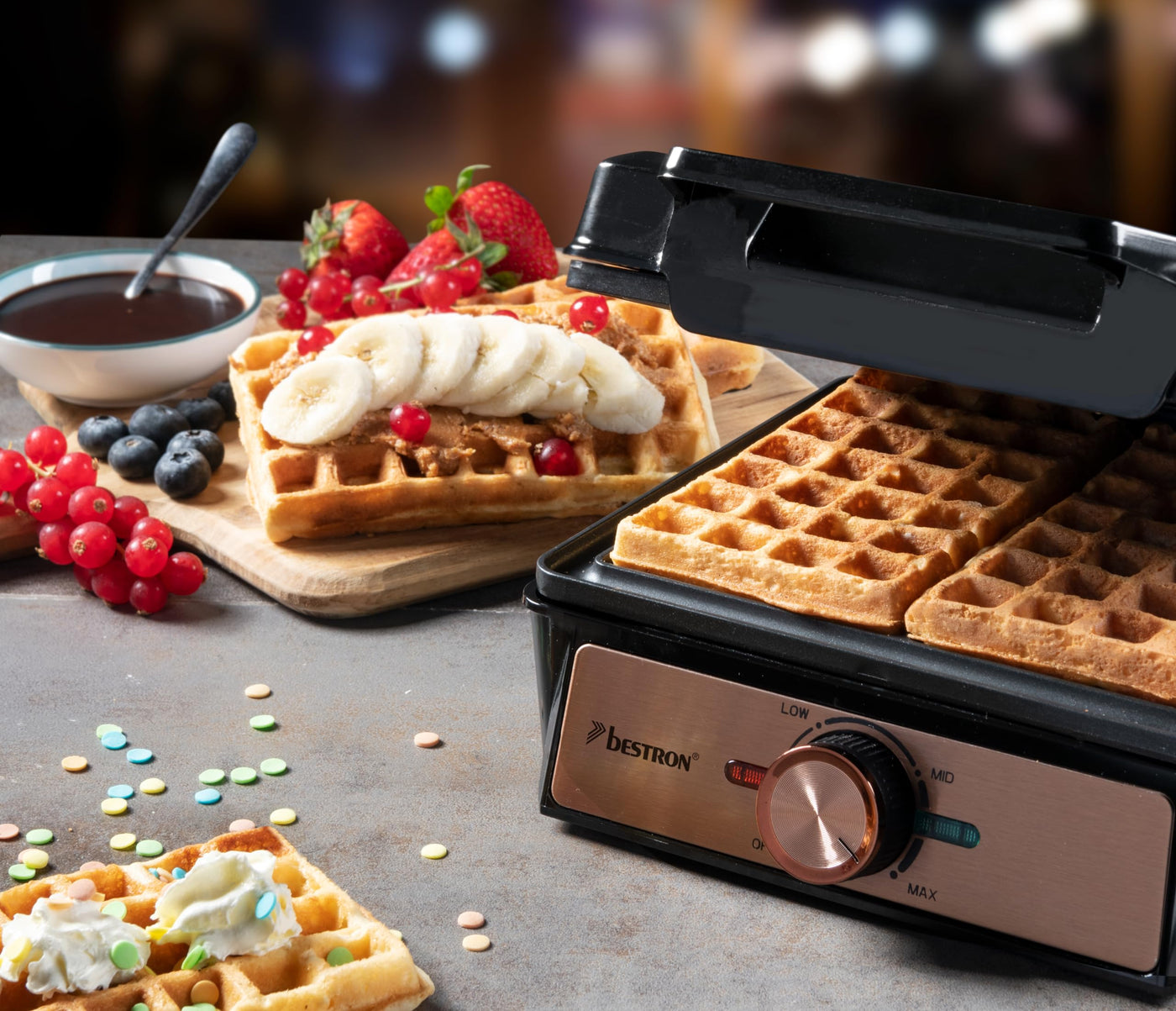 Bestron Waffeleisen für belgische Waffeln, Brüsseler Waffeleisen für zwei dicke Waffeln, mit Antihaftbeschichtung & Cool Touch Handgriff, Copper Collection, Farbe: Kupfer