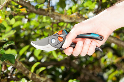Gardena Gartenschere B/S XL: Pflanzenschonende Baumschere mit Bypass-Schneide für Äste und Zweige, max. Schneid-Durchmesser 24 mm, stufenlose Grifföffnung (8905-20)