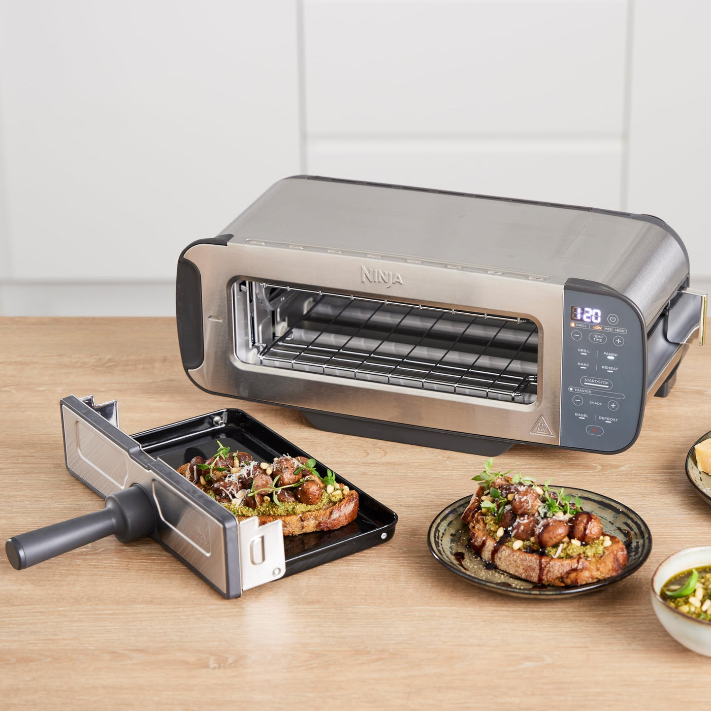 Ninja Foodi 3-in-1 Toaster, Elektrogrill mit Deckel, Panini-Presse mit Flip-Design, 7 Kochfunktionen, 7 Toastlinien, Backblech und Krümelschale, Edelstahl, ST202EU
