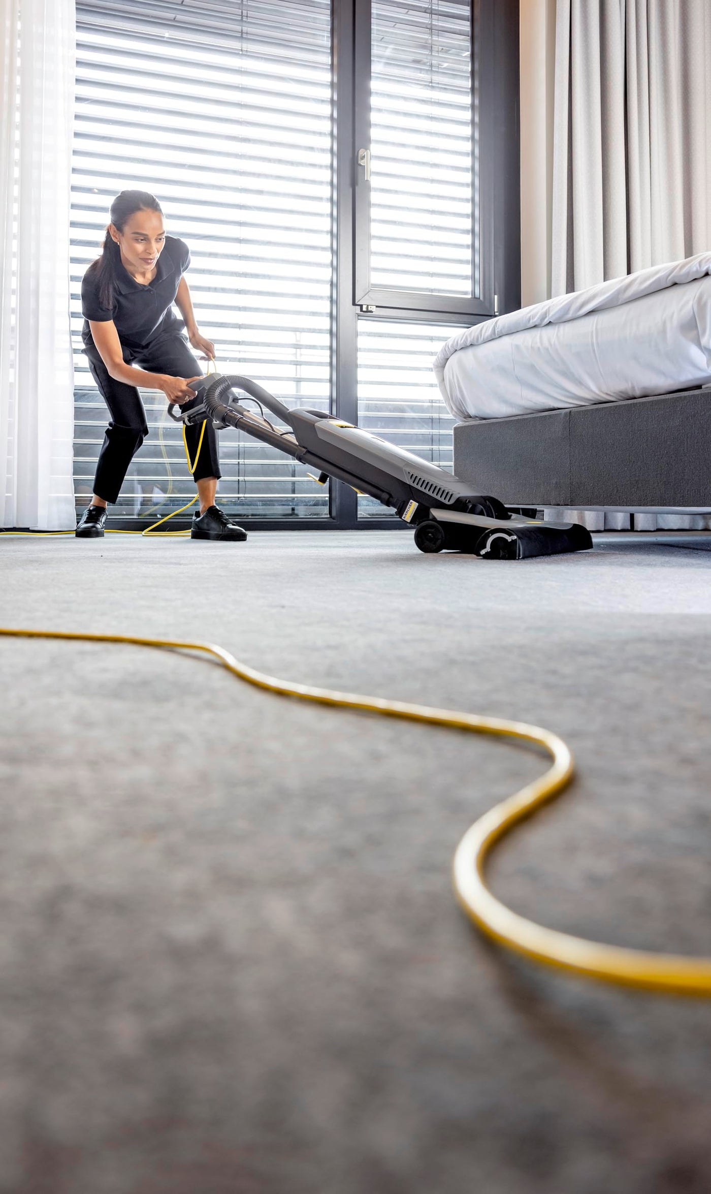 Kärcher CV 48/2 Teppichbürstsauger, Vakuum: 20 kPa, Nennleistung 850W, Behälter 5,5L, Dehnsaugschlauch, mit Walze, Vliesfiltertüte, Fugen-/Polsterdüse