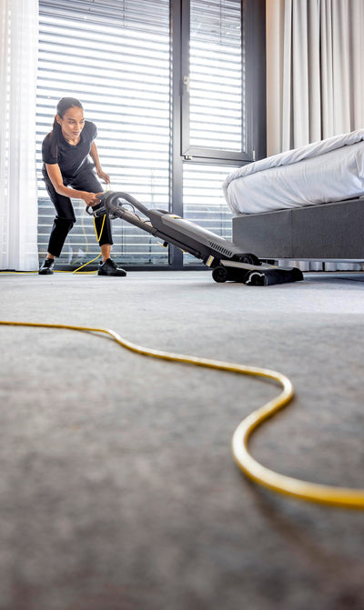 Kärcher CV 48/2 Teppichbürstsauger, Vakuum: 20 kPa, Nennleistung 850W, Behälter 5,5L, Dehnsaugschlauch, mit Walze, Vliesfiltertüte, Fugen-/Polsterdüse