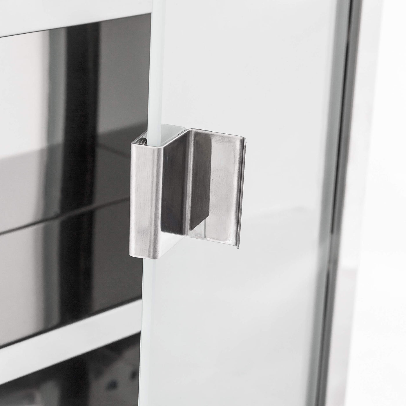 Relaxdays Medizinschrank groß H x B x T: 57 x 27 x 12 cm Apothekerschrank mit 4 Ablagen Arzneischrank Medikamentenschrank für Erste Hilfe aus glänzendem Metall mit Milchglas Tür abschließbar, silber