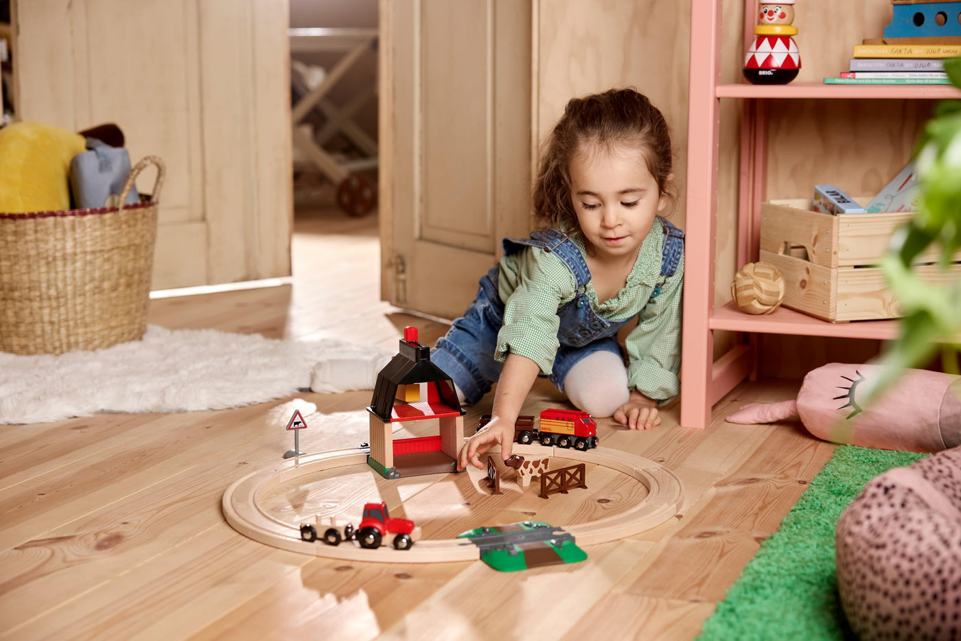 BRIO World 33719 Bahn Bauernhof Set - Holzeisenbahn mit Bauernhof, Tieren und Holzschienen - Kleinkinderspielzeug empfohlen ab 3 Jahren